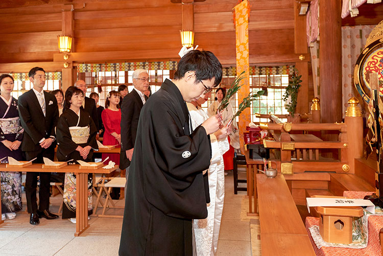 群馬県和婚神前式新郎のヒゲやメガネ