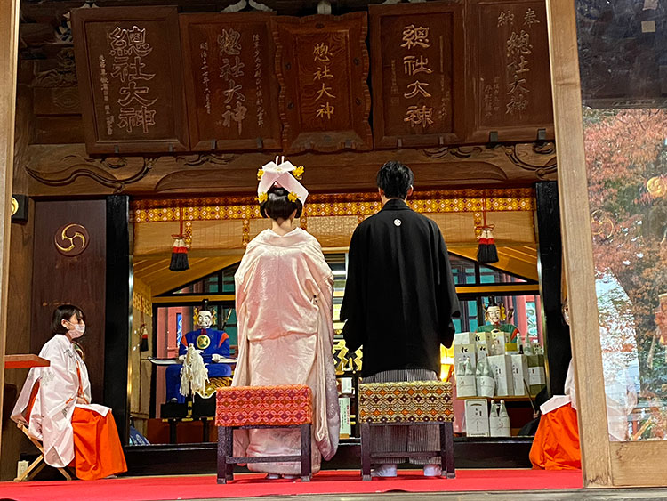 上野総社神社秋の紅葉神前式